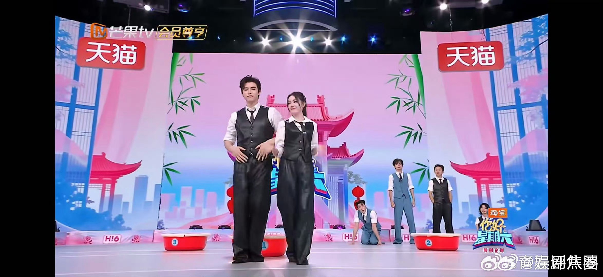 迪丽热巴陈飞宇cha了bigguy谁被迪丽热巴陈飞宇的舞台鲨疯了!热巴踩点又准气