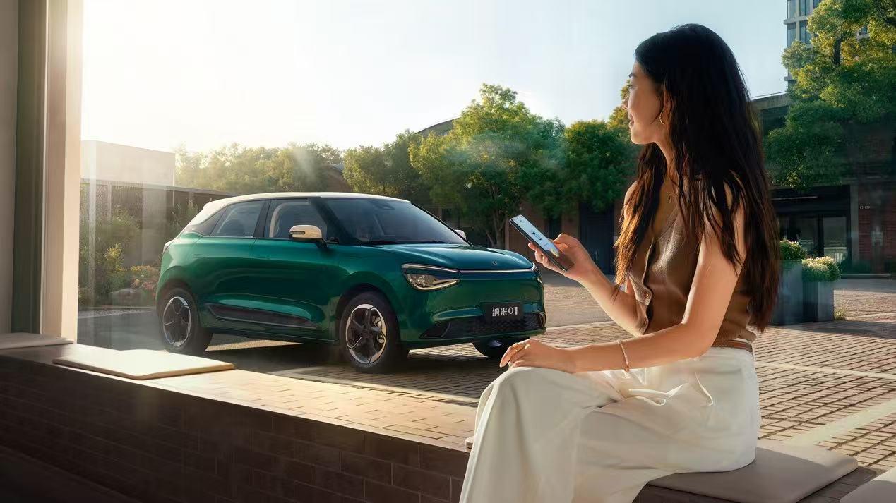 2026款纳米01更新！
这次属于小改款，外观没大变化，增加绿色车漆
配置有调整