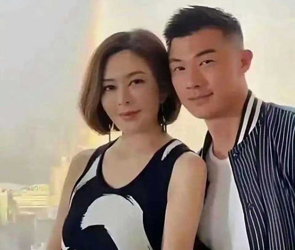 关之琳63岁，模特男友28岁，两人相差35岁，但看上去差不多大 