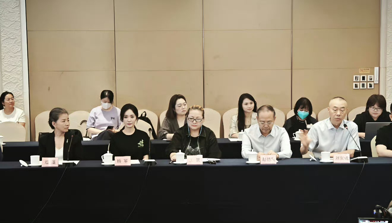杨幂现身生万物研讨会 生万物导演、原著作者、编剧和优秀女演员主演杨幂来到现场！[