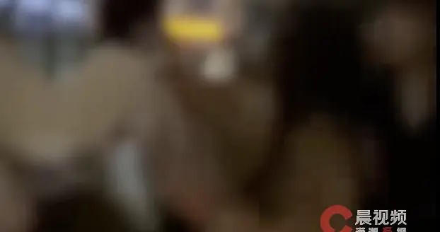 女生被围殴，对辍学未成年施暴者不弃不纵 | 新京报快评