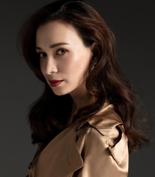 卢靖姗二胎产后3个月状态卢靖姗二胎产后3个月海边晒娃，紫色背心配短裤，四肢纤细小