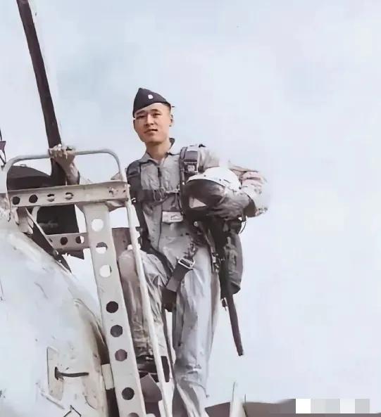 苦等20年返台却悔恨不已，台湾飞行员谢翔鹤的悲剧，藏着时代的无奈
 
台湾空军飞