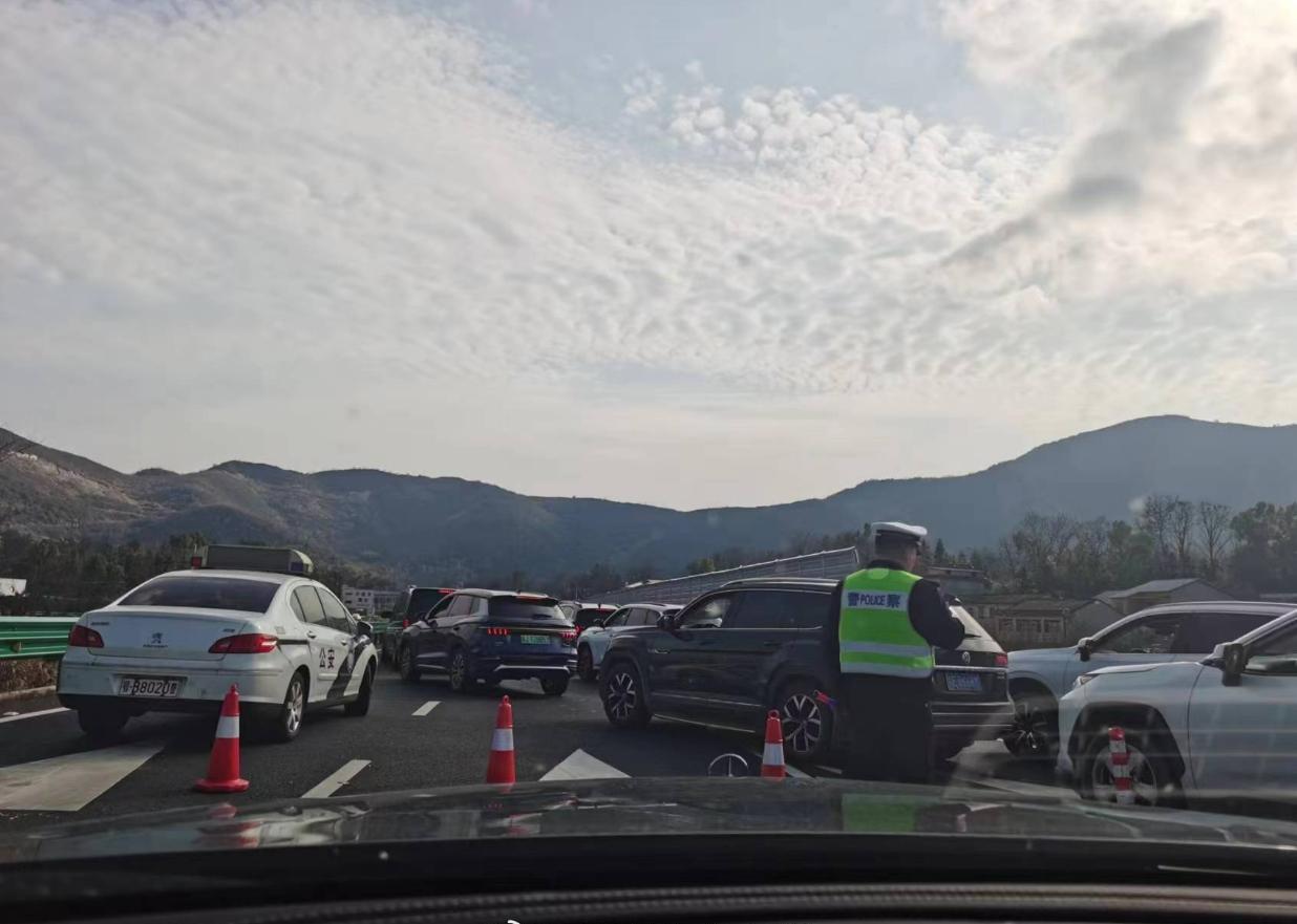 如何才能让春节返程高速不那么拥堵？
今年的初七和初八注定是大堵车时间点了，除了由