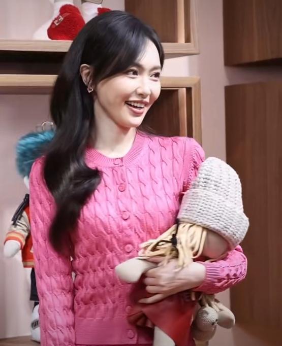 40多岁的女人穿粉色针织套装好看吗？

好不好看？也许你看了唐嫣的粉色针织套装穿