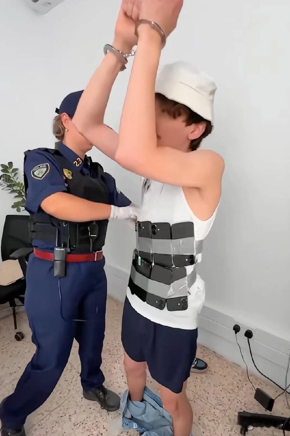 海关小姐姐火眼金睛，记着看过一个电影，把棉袄泡在盐水里，运输盐巴
让你运点货，不