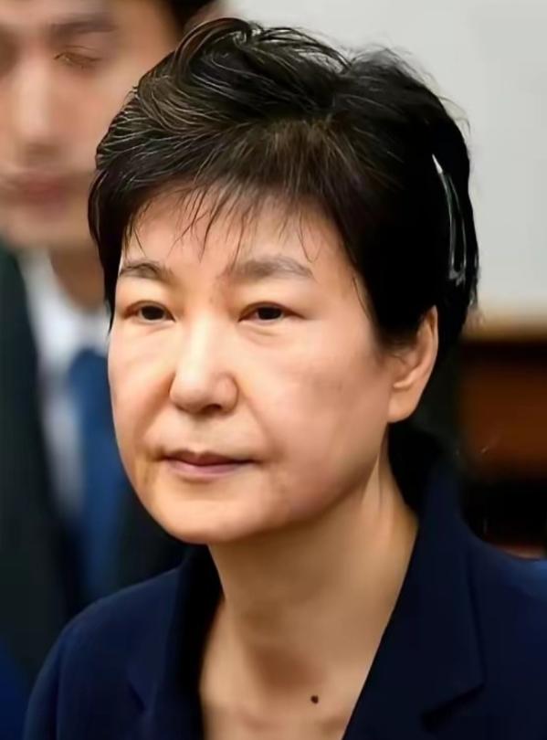 韩国政坛，真是杀疯了。

尹锡悦被法院判了无期徒刑。听到判决，他当场脸就僵了。