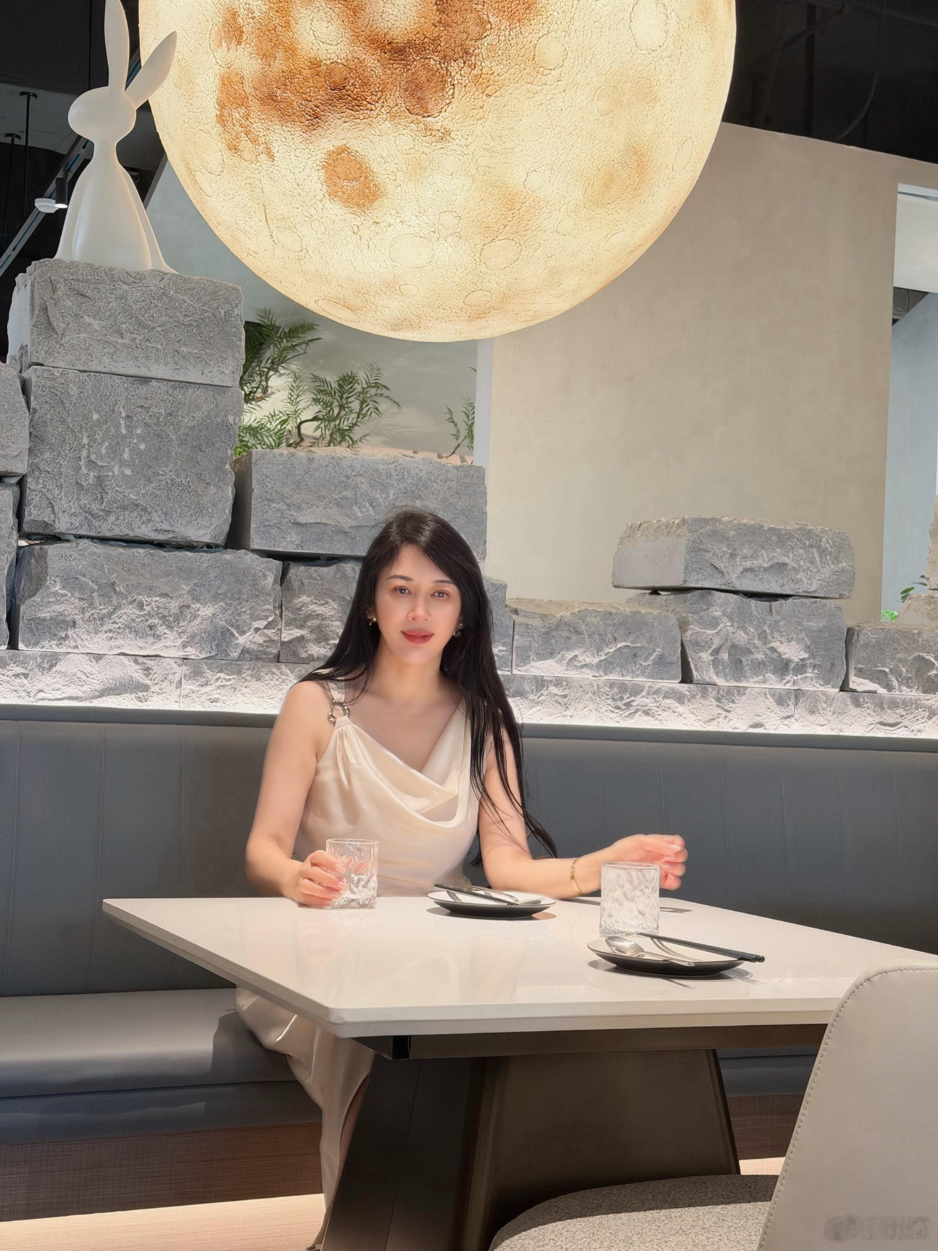 闺女出差几天，昨天回来都很晚了，好几天没见面的娘俩，说了好大会儿话，她说自己最近
