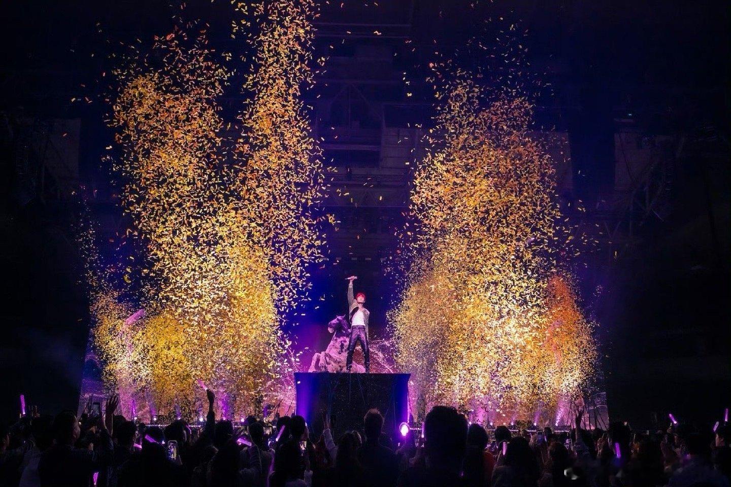 李荣浩 浪漫疯子2026黑马巡回20城来袭！李荣浩兑现承诺从不缺席，默默筹备惊喜