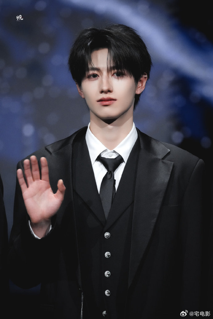 朱志鑫红毯崴了一下脚 刷到朱志鑫红毯绊了一下，真的瞬间紧张住了，没事就好没事就好