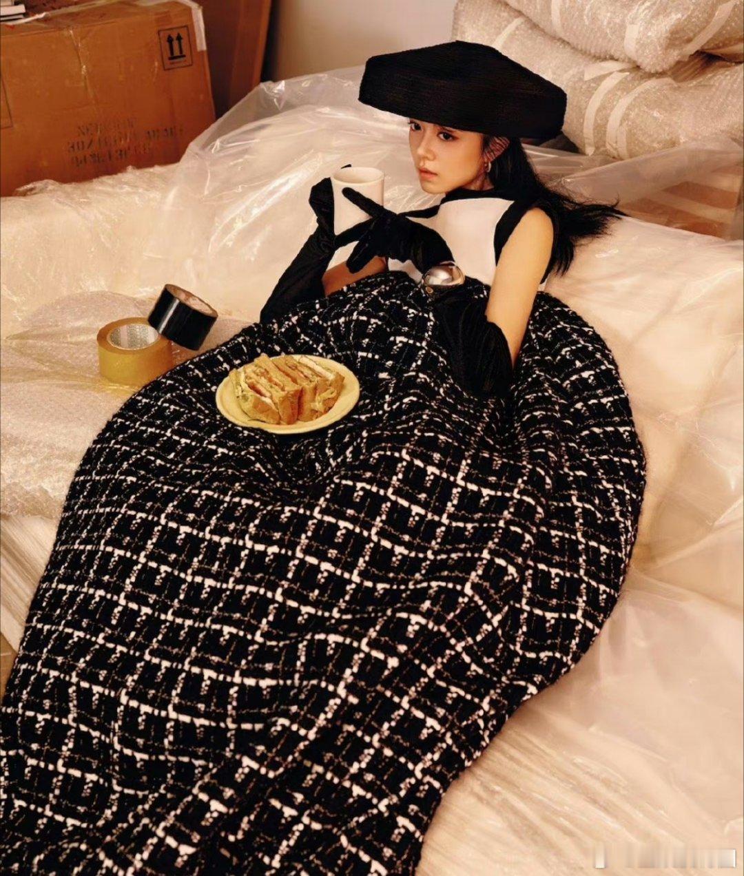 赵今麦的这个杂志风格属实让我有一点摸不到头脑了[允悲][允悲][允悲]那下面那个