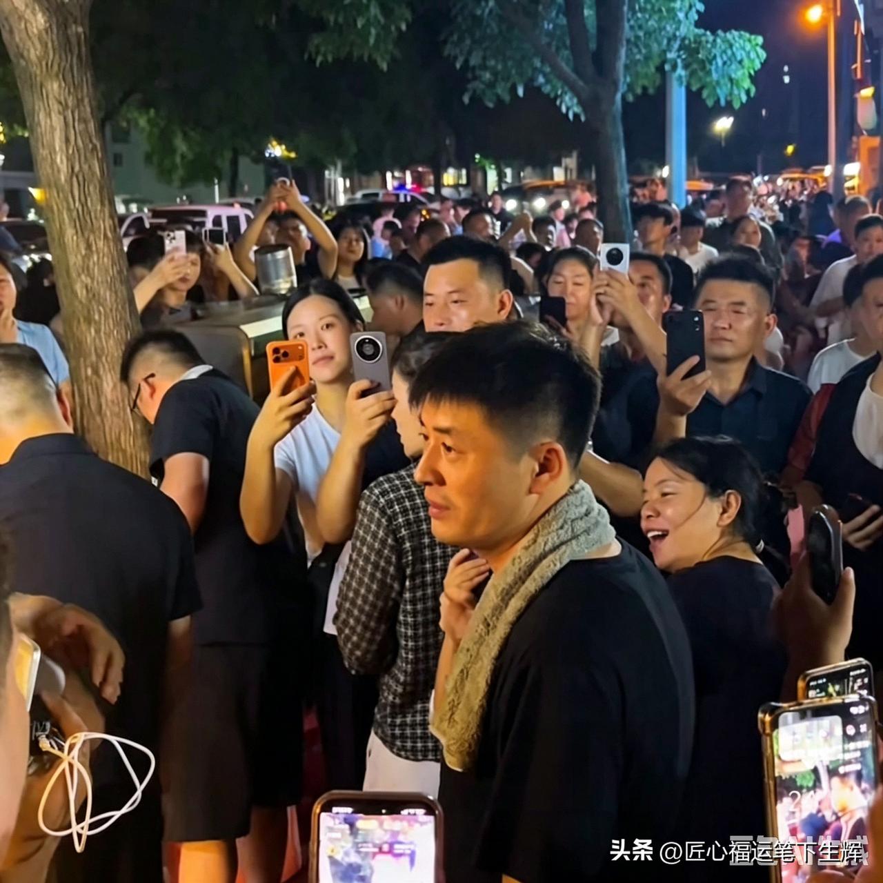 因为一个人，带火了一座城。
平顶山摊主陈杰和张雪峰长相几乎一模一样，意外撞脸走红
