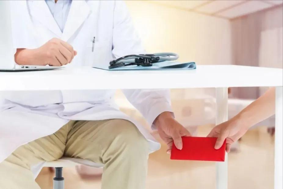 上海有一位女医生，竟然在手术前收了患者家属的红包，然后走进手术室进行手术。但出乎