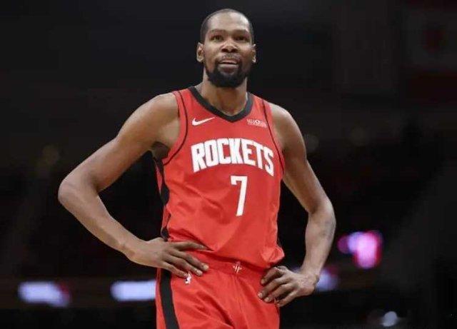 北京时间1月21日火箭主场对阵马刺，全场比赛结束火箭以111-106成功击败了马