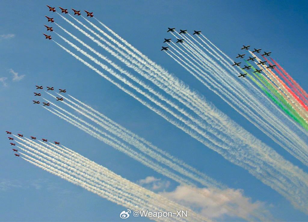 #照片中的历史[超话]# 2004年，在瑞士进行编队特技飞行的5国特技飞行表演队
