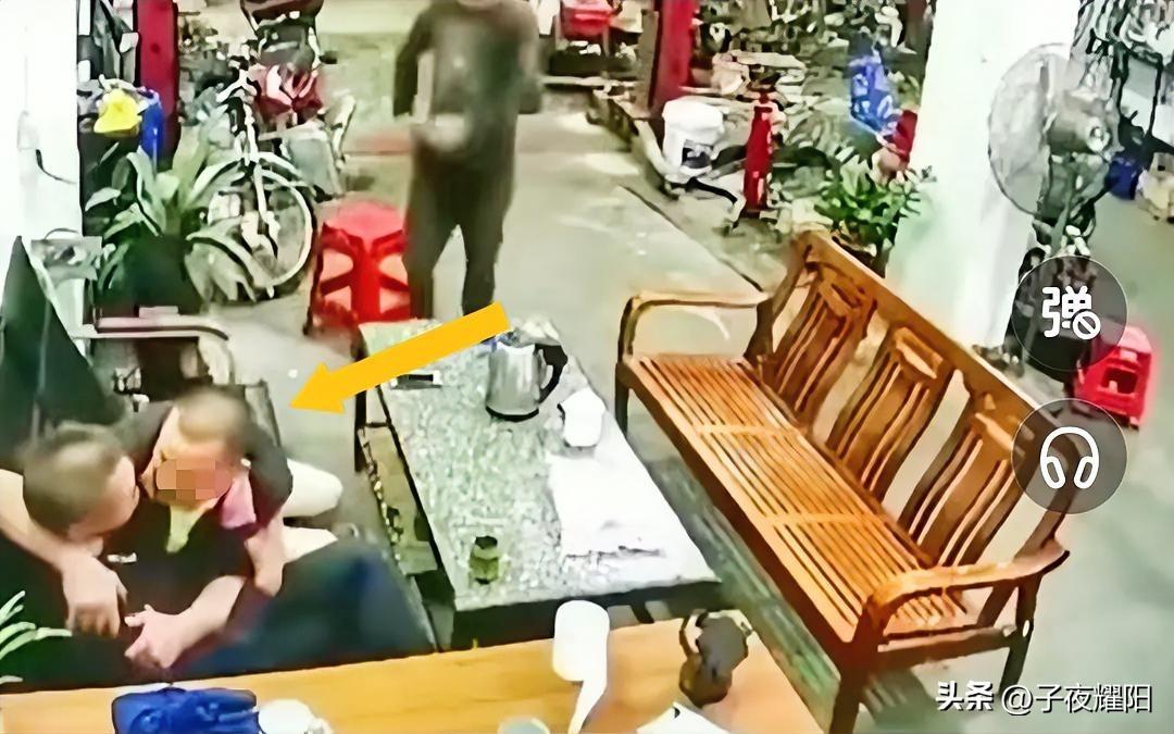 强行按住被咬，跑都跑不掉
国外一店内监控显示，一名狂犬病患者突然按住旁边的男性友