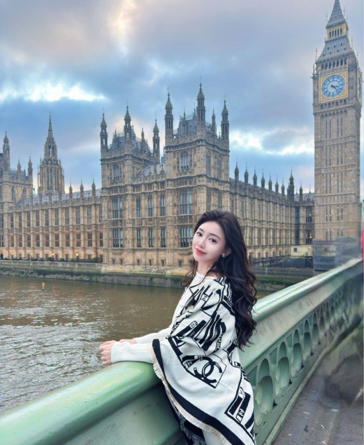 伦敦钟楼下的少女，时尚与历史交融的瞬间。长发飘飘多好看，笑容甜美多迷人伦敦照片 