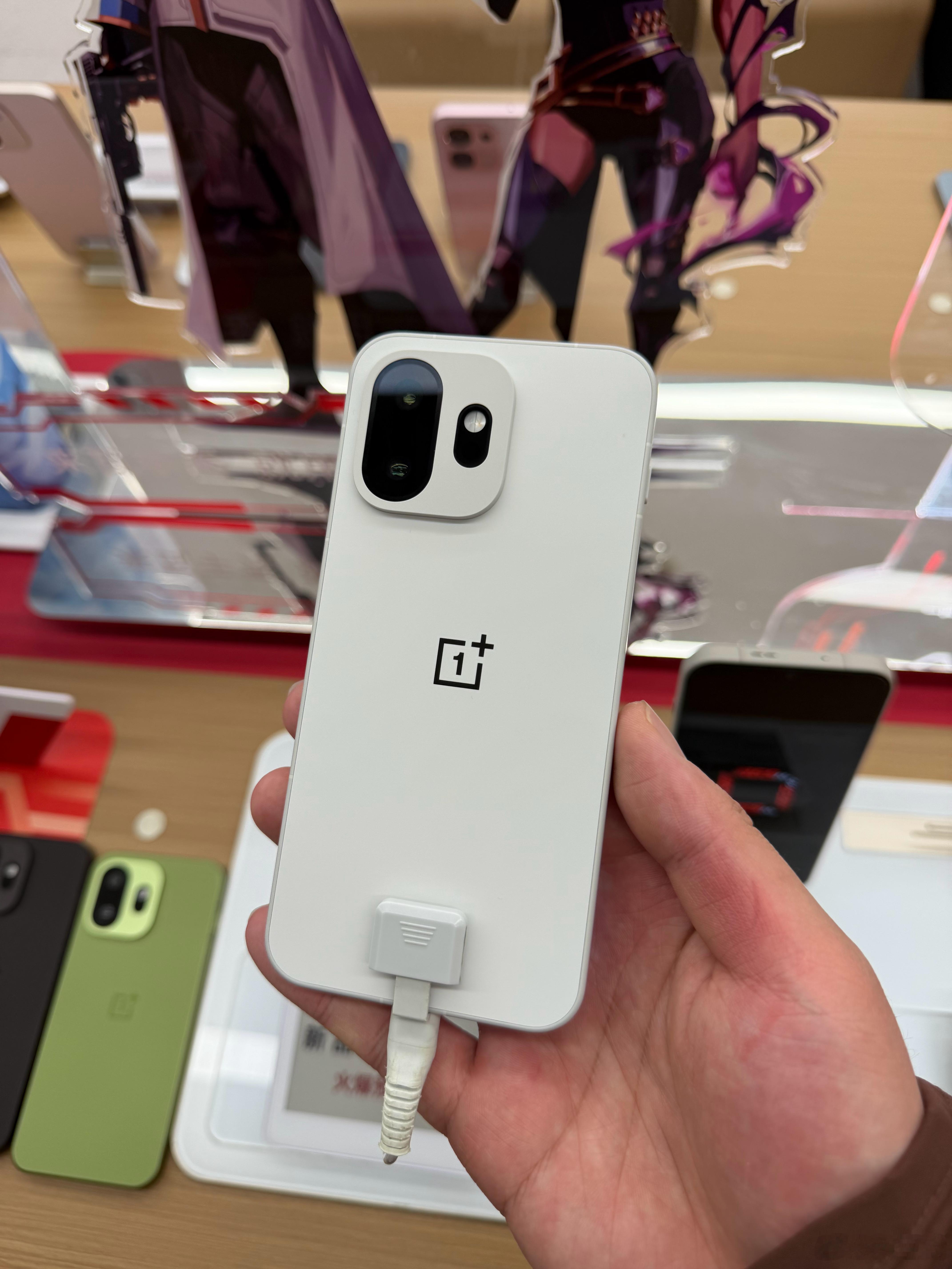 一加15T的白色好漂亮，边框和后盖几乎同色，触感和手感都很好