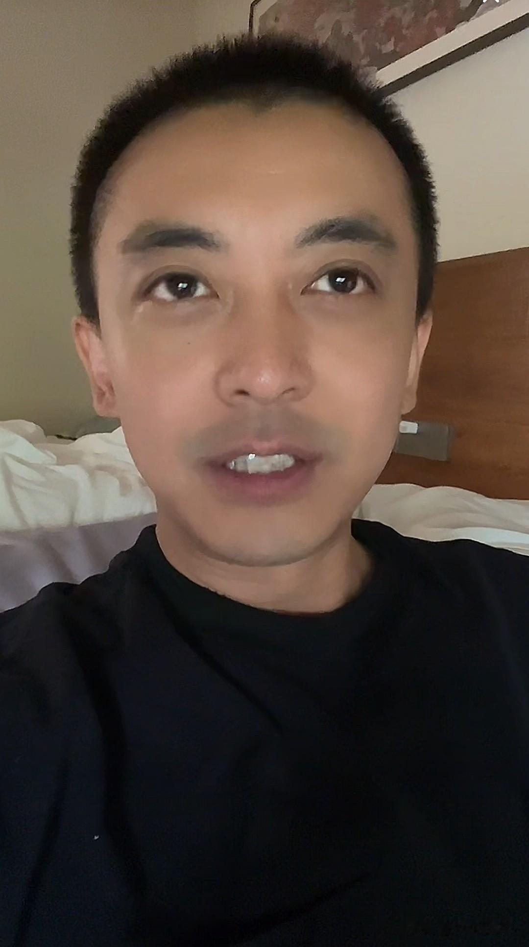 天呐！这竟是《爱情公寓》里张伟的扮演者李佳航？怎么变成这副模样？

刚刚刷视频的