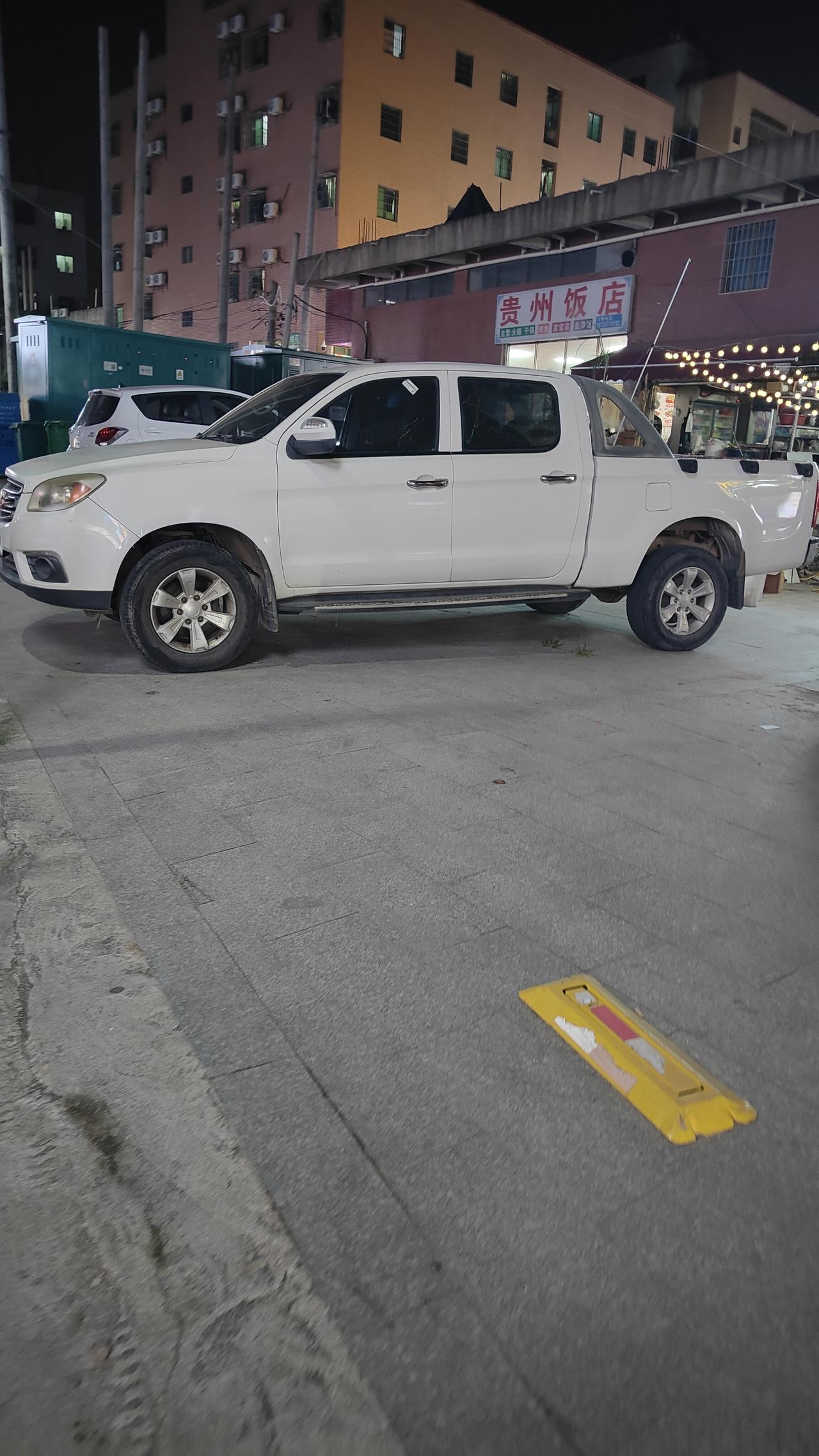 这种皮卡能拉货能坐人
实用性很强但是就是油耗高
这个车底盘有没有单独大梁呢？