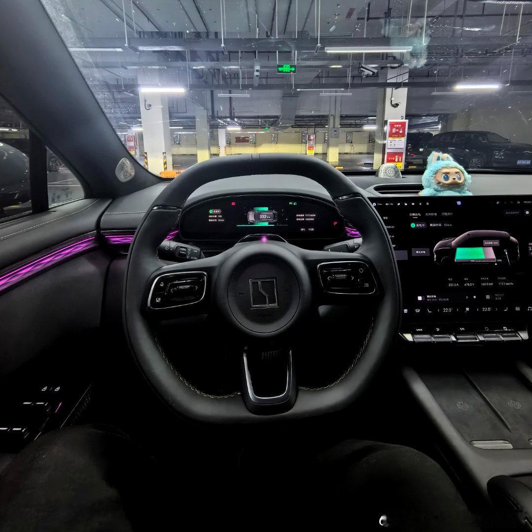 临时要在客户公司楼下修改方案，极氪成了移动办公室。连接车载热点后，双屏协同处理文