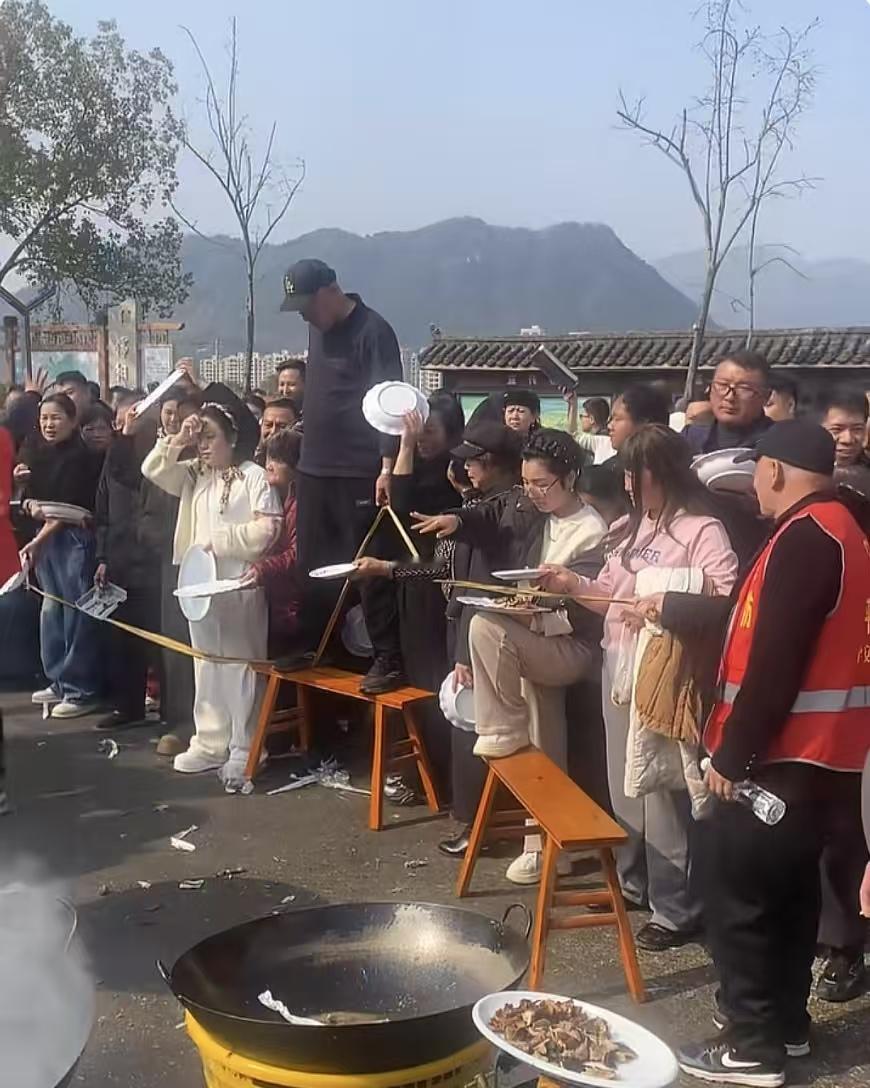 爆火的“刨猪宴”背后是离不开乡土情谊的。就好比重庆呆呆家办的刨猪汤，如果不是在农