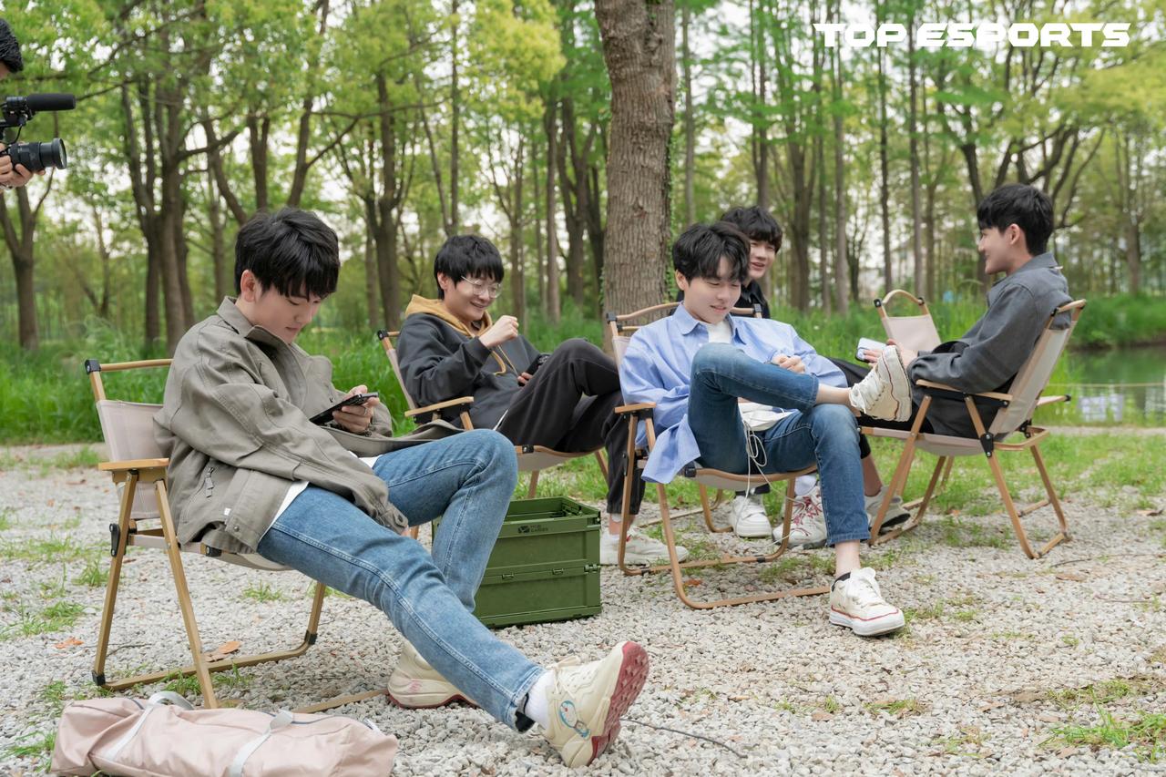 WBG对战TES露营局，毕竟前几天才一起合体搞过露营，不能2：0，只能2：1。
