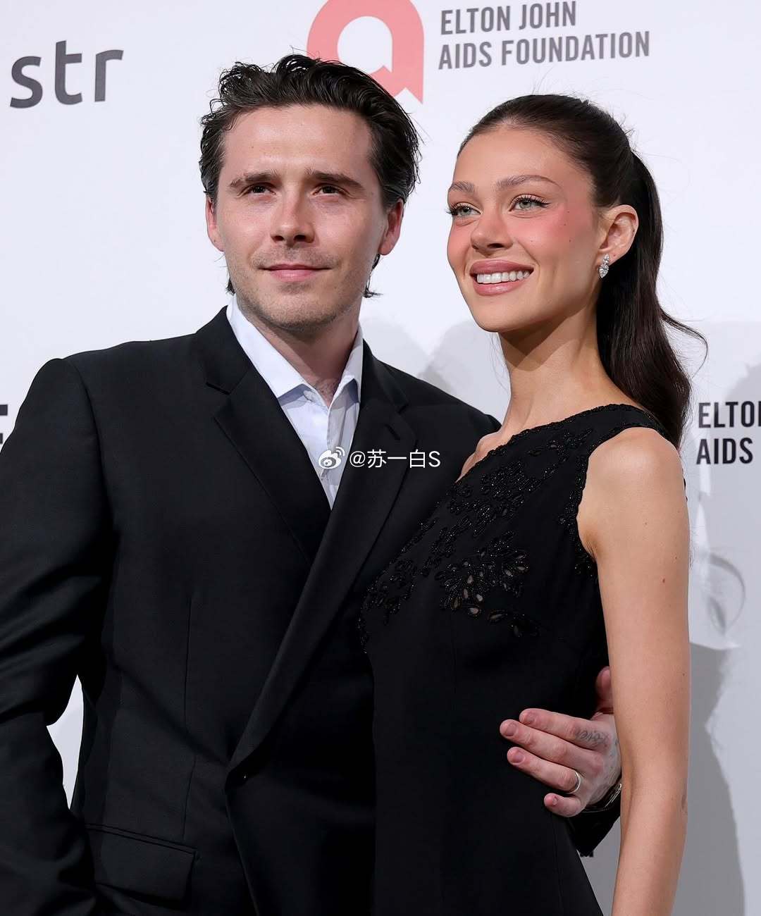 插播｜大布和Nicola牵手现身Elton John艾滋病基金会奥斯卡观礼派对?