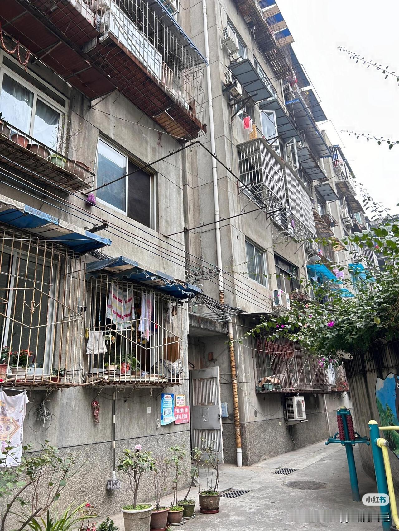 昨晚香港的那场大火，
大家肯定都发现了吧？
就因为这，我们这个老破小竟然在一夜之