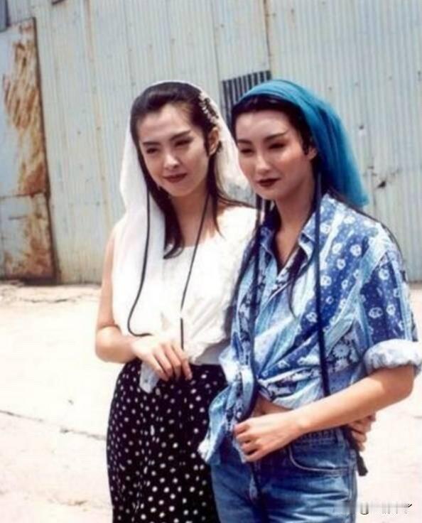 《青蛇》最初人选为梅艳芳、巩俐，因档期遗憾错失。王祖贤临危救场，搭档张曼玉塑造出