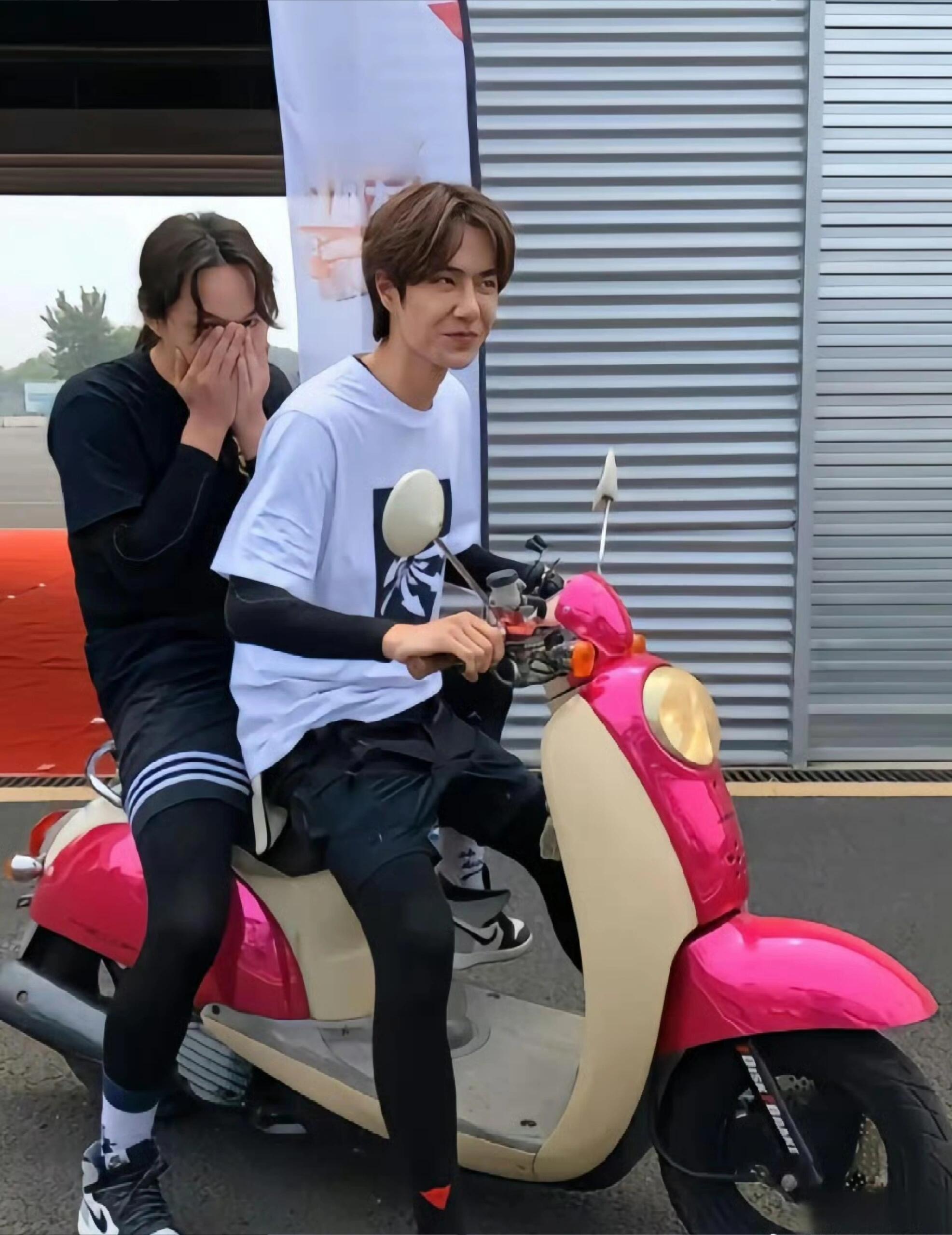 明星骑电动车🛵也逃不了接地气