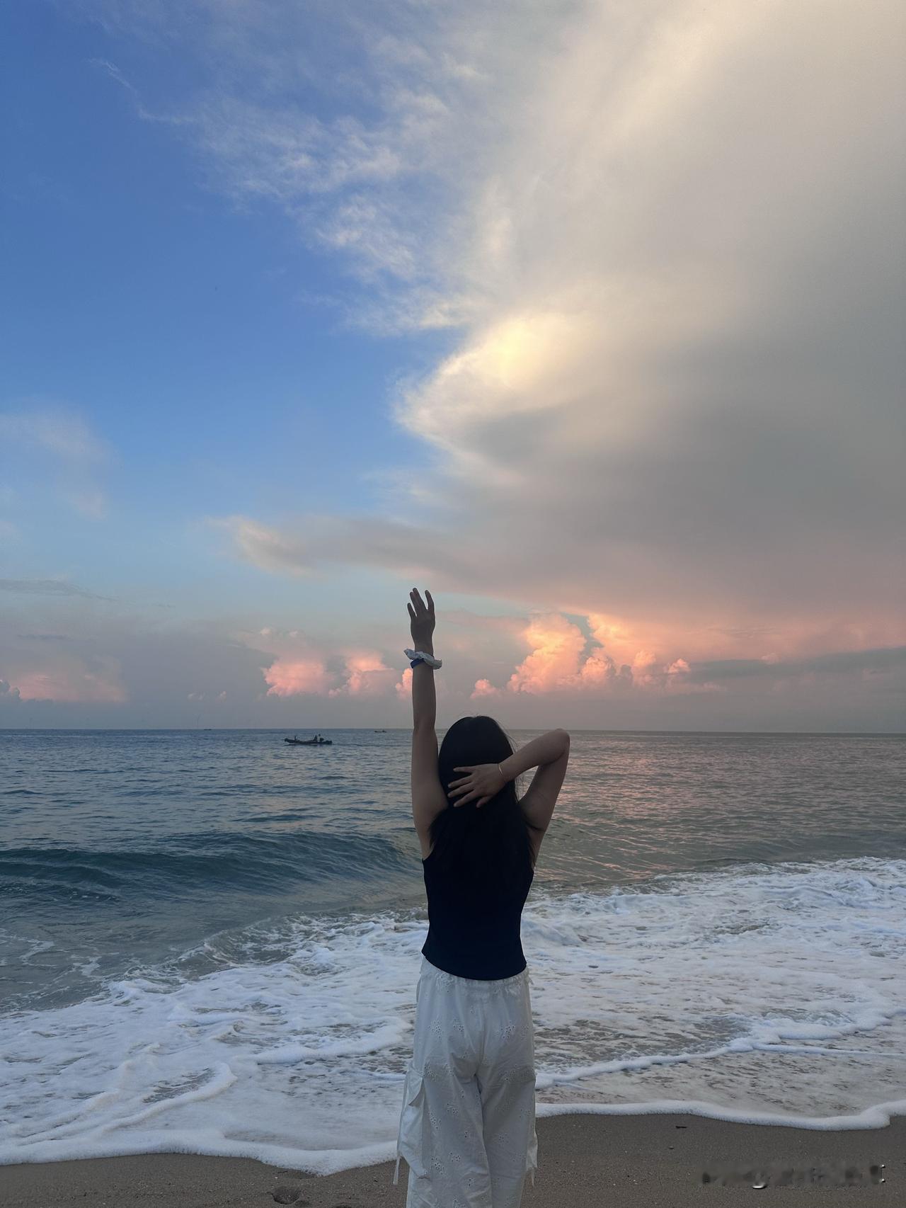 下班堵在绕城高速上，正烦躁地按喇叭，抬头却被窗外的夕阳撞了个满怀。橘红色的光铺满