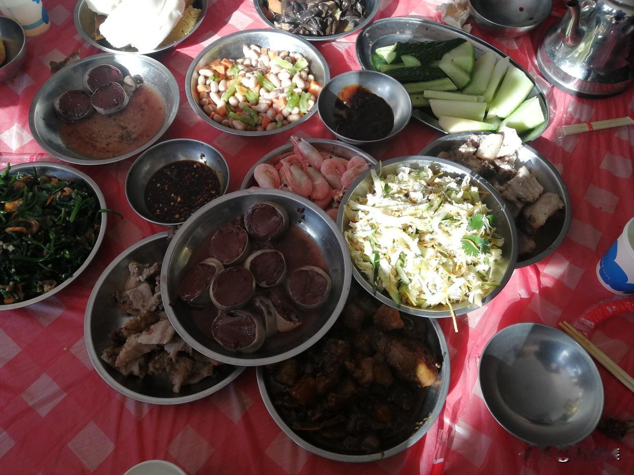 每年一次的战友聚会，为的是香香嘴，品尝久违的，能唤起儿时记忆的好年景，好年头，好