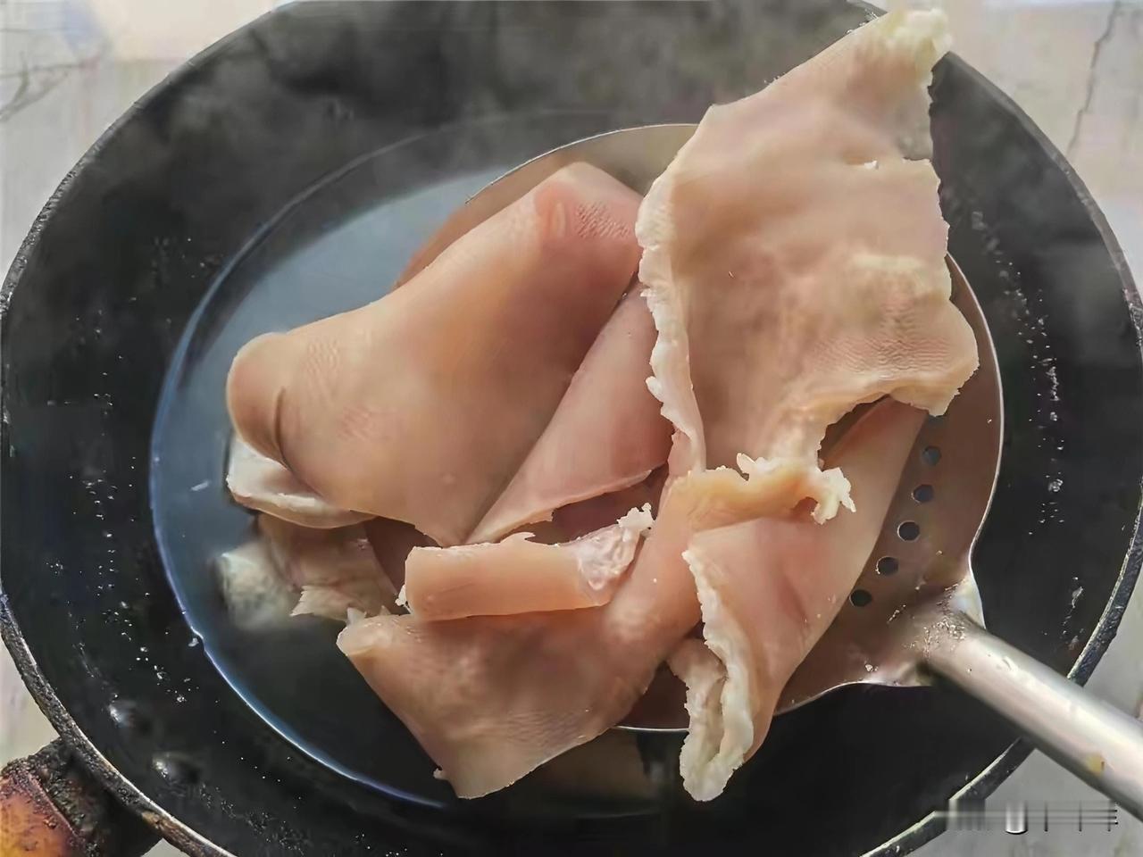 奉劝大家一句，去超市买肉的时候猪皮千万不要扔掉，一定不要留给老板！猪肉10几元一