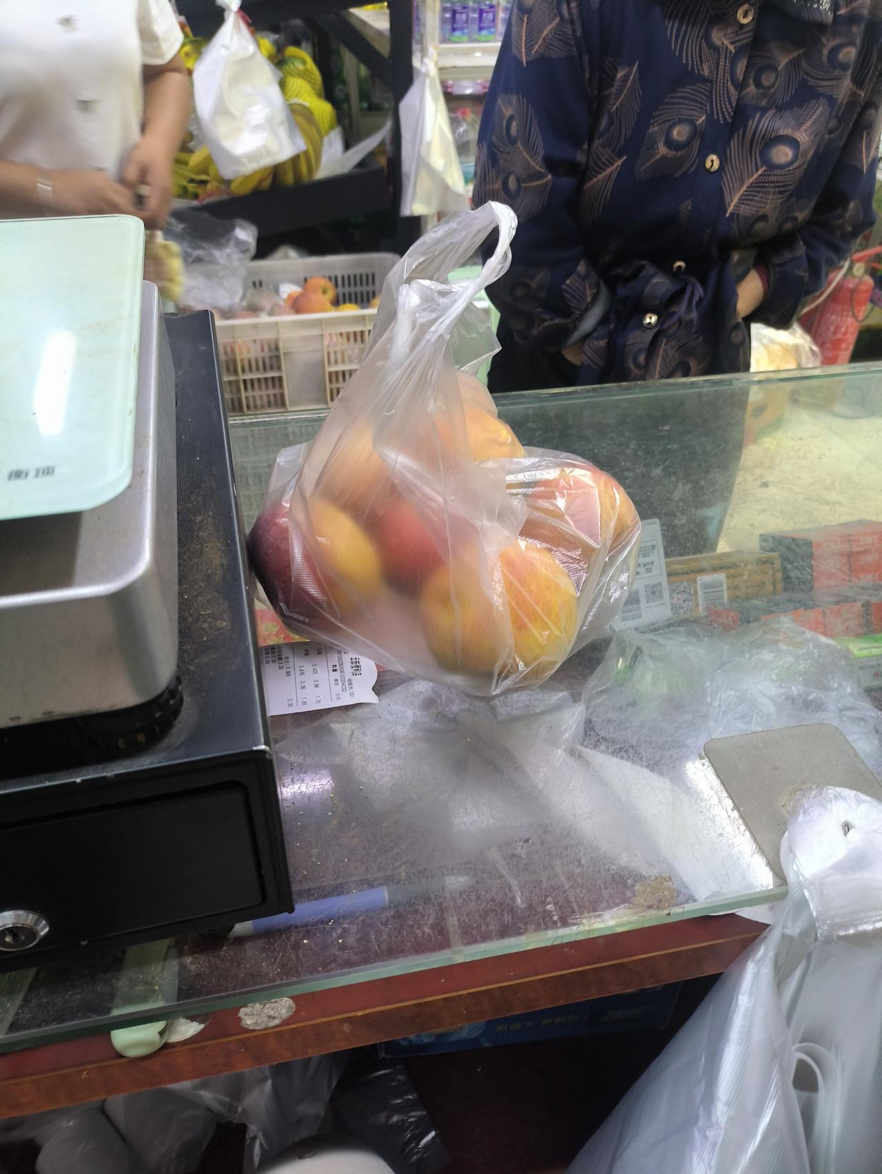 5月7日，超市依旧和往常一样，只要拉菜的厢车停到超市门口，周边的老人便络绎不绝地