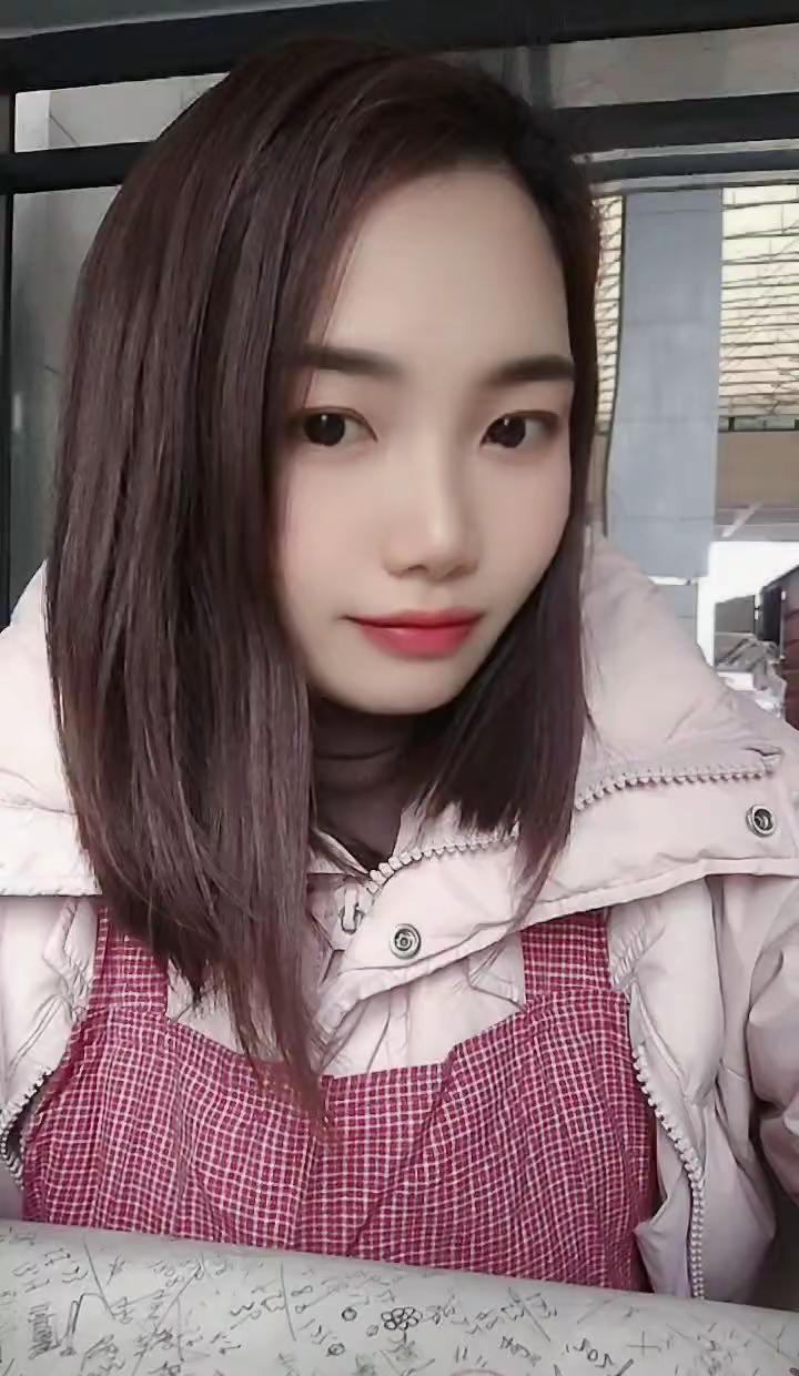 浙江今天这个天气我还穿高领跟羽绒服都觉得。冷，其他城市应该早就穿短袖了吧！