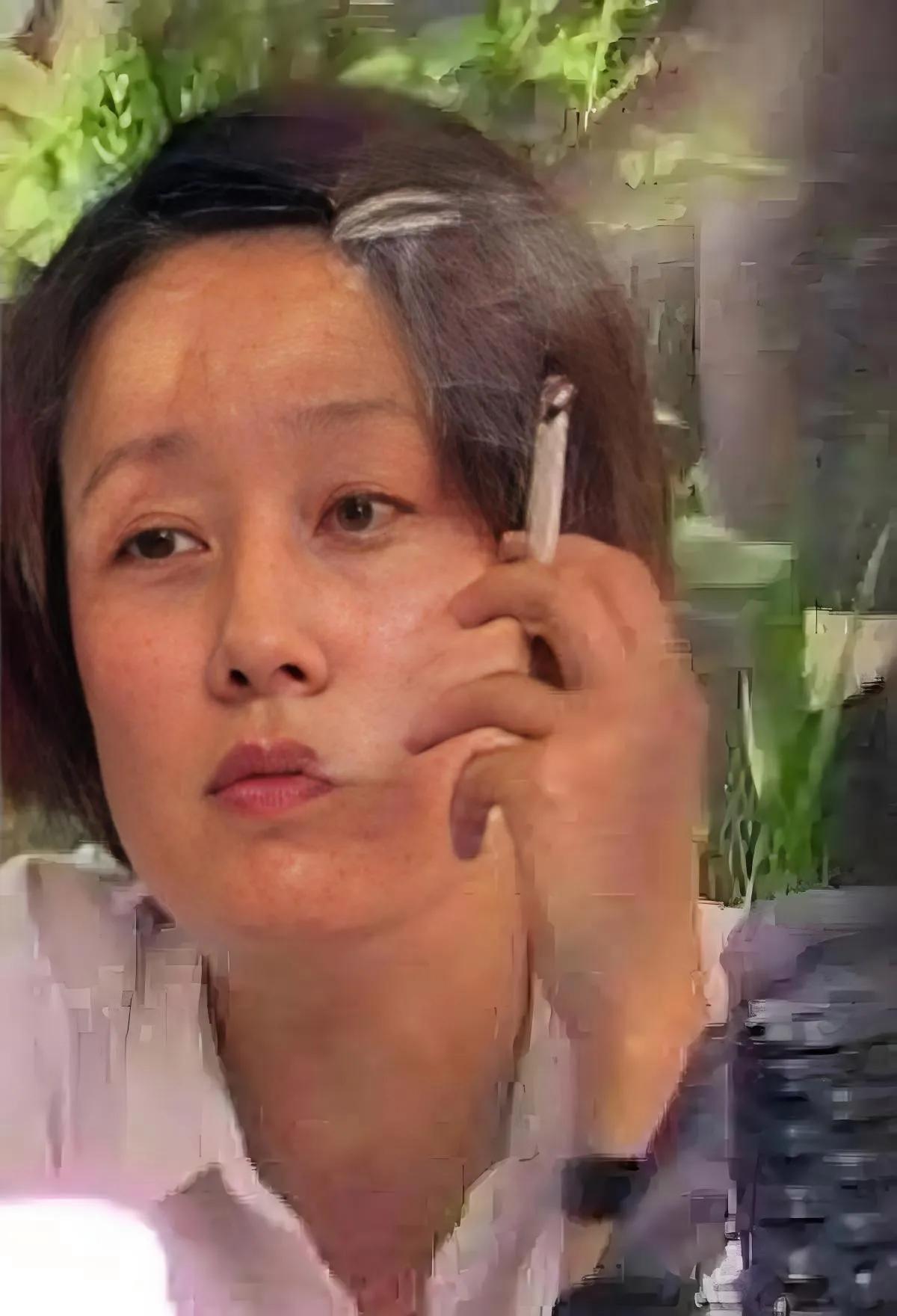 老烟枪明星抽烟品牌汇总：
1、那英—中南海
2、胡歌—芙蓉王
3、刘亦菲—万宝路