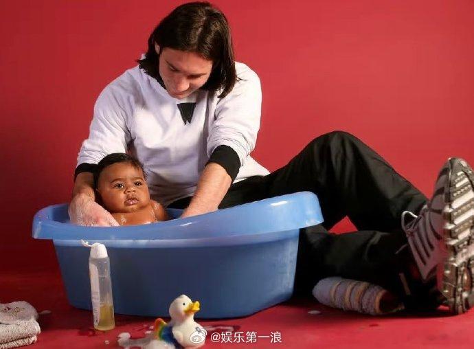 梅西帮世界杯决赛对手洗过澡 笑晕！网友考古到梅西曾在2007年为世界杯西班牙队选