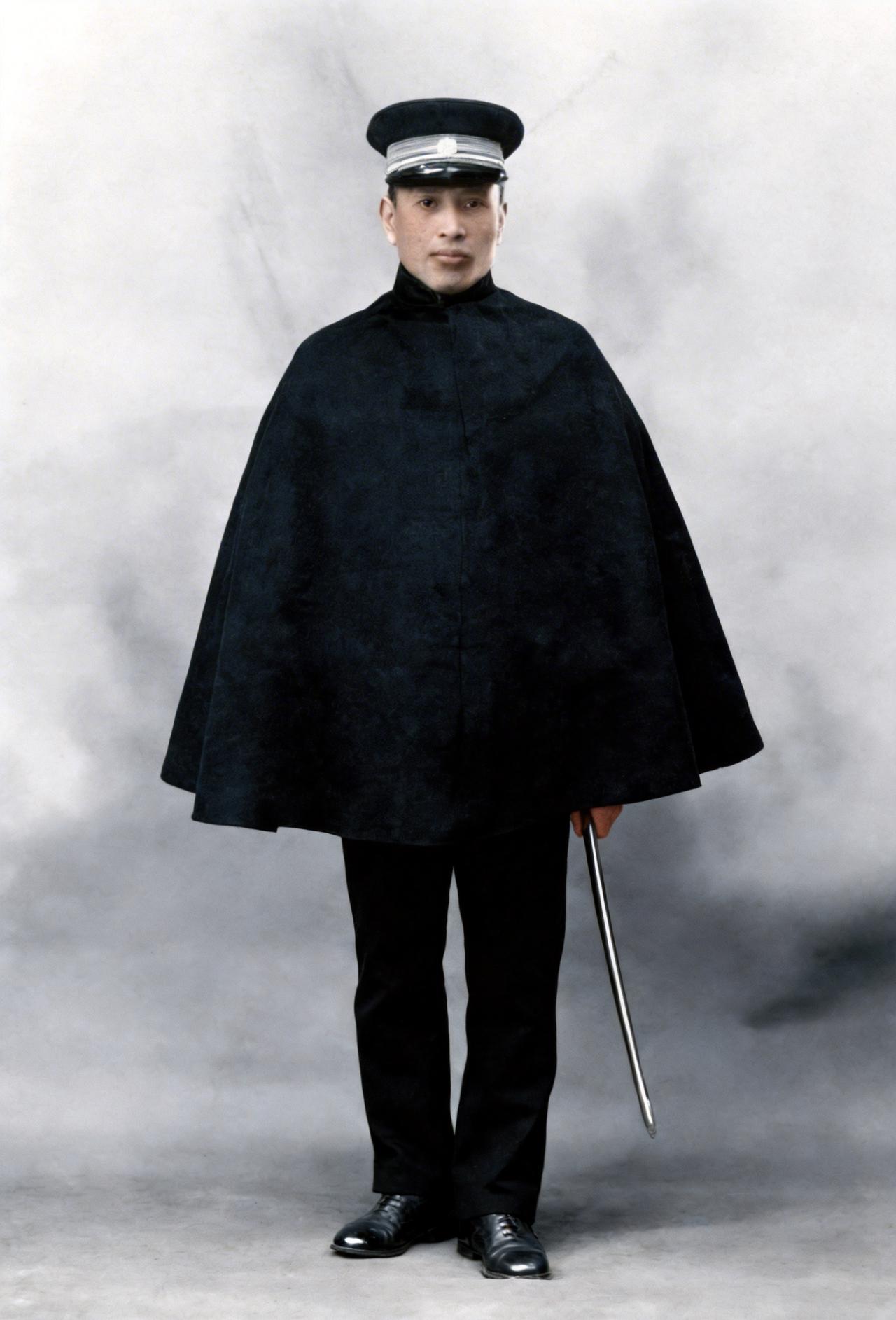 这名看起来人模人样的男子从坚持抗战到投降日寇直到被八路军剿灭。此人正是毕业于日本