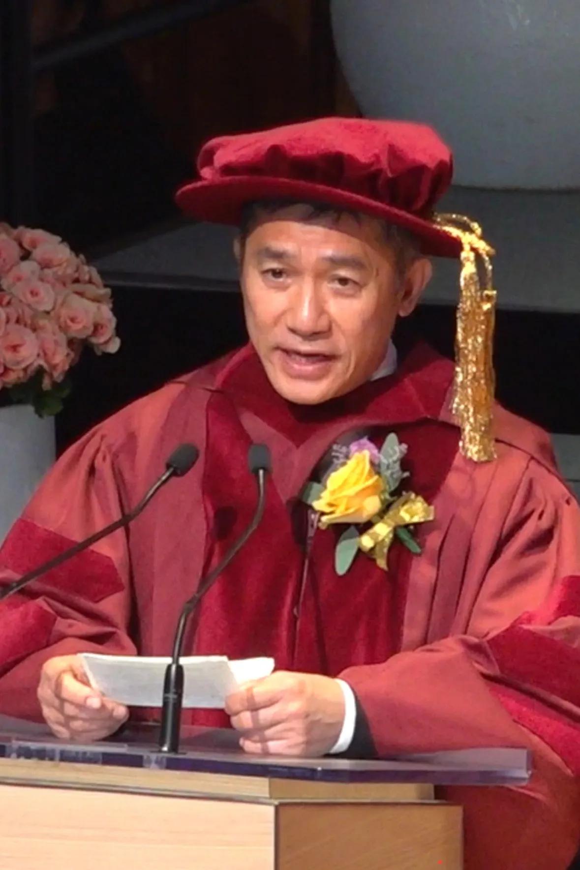 恭喜梁朝伟成为获得人文学荣誉博士，梁朝伟确实是一个好演员，演技精湛，各种角色在他