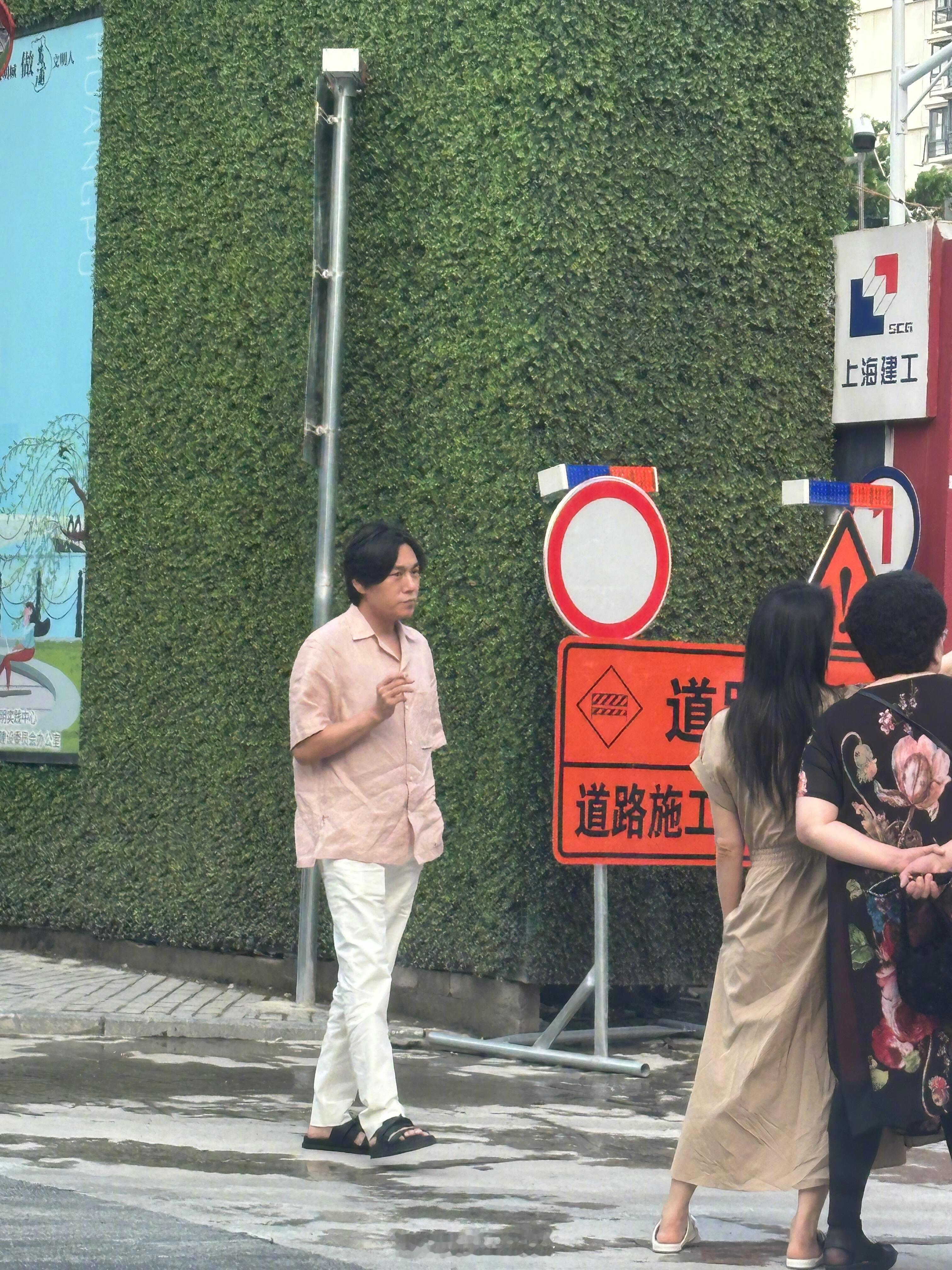 秦昊伊能静上海看房被偶遇有网友在上海街头偶遇秦昊、伊能静以及秦昊的父母一家四口正