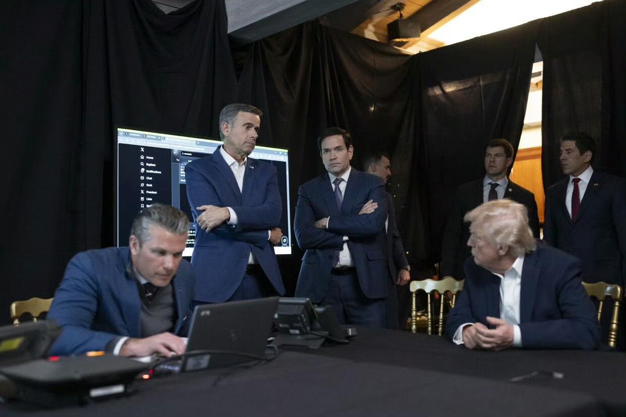 特朗普在自己家指挥的活捉马杜罗突袭！美国袭击委内瑞拉时的海湖庄园临时战情室。
 