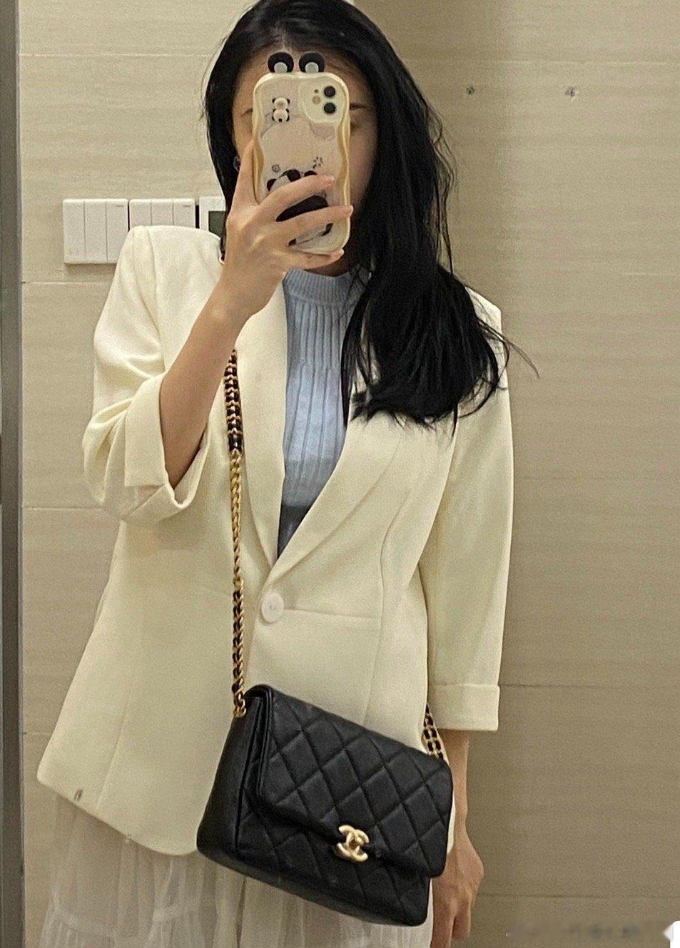 9月份 3.2万买的小香，背了几个月 现在去卖 2.5万回收[求饶][求饶][求