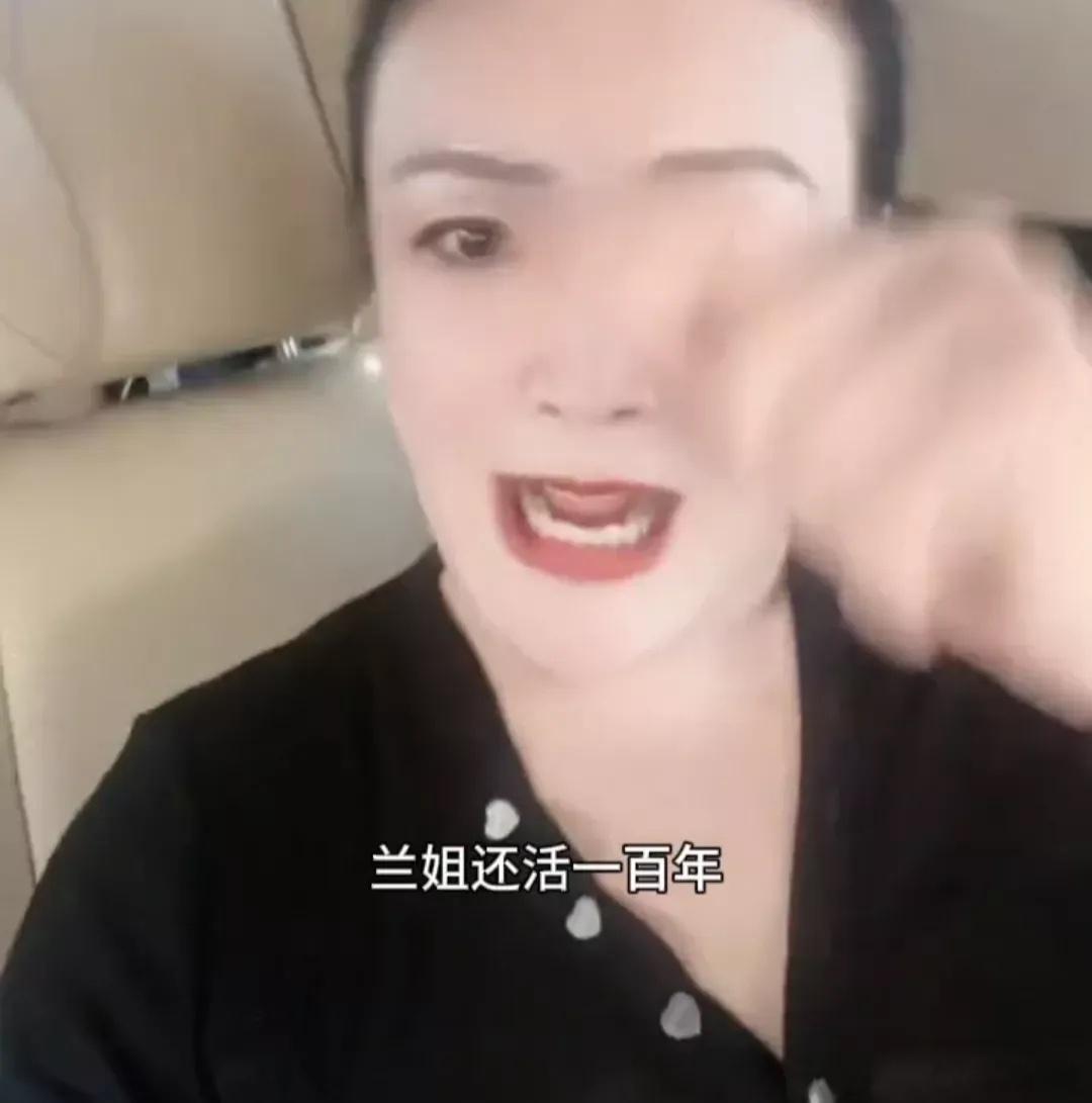 #张兰要活一百年#张兰眼眶微红，声音都哽咽了，语气里也是透着一股恨铁不成钢。汪小