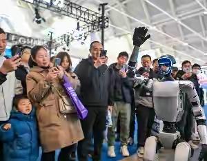 2025年被视为人形机器人量产元年，这一新兴产业蕴藏着巨大机遇，引得汽车零部件企