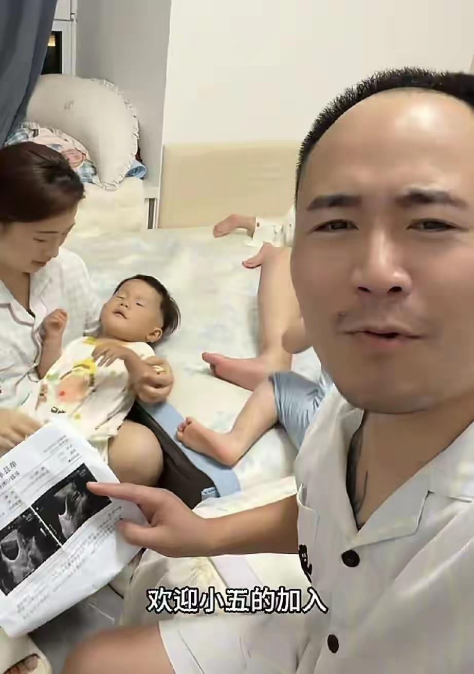 小韩这波操作实在看不懂，
一边说带娃带的发疯，
一边官宣媳妇怀了第四胎，
网友调