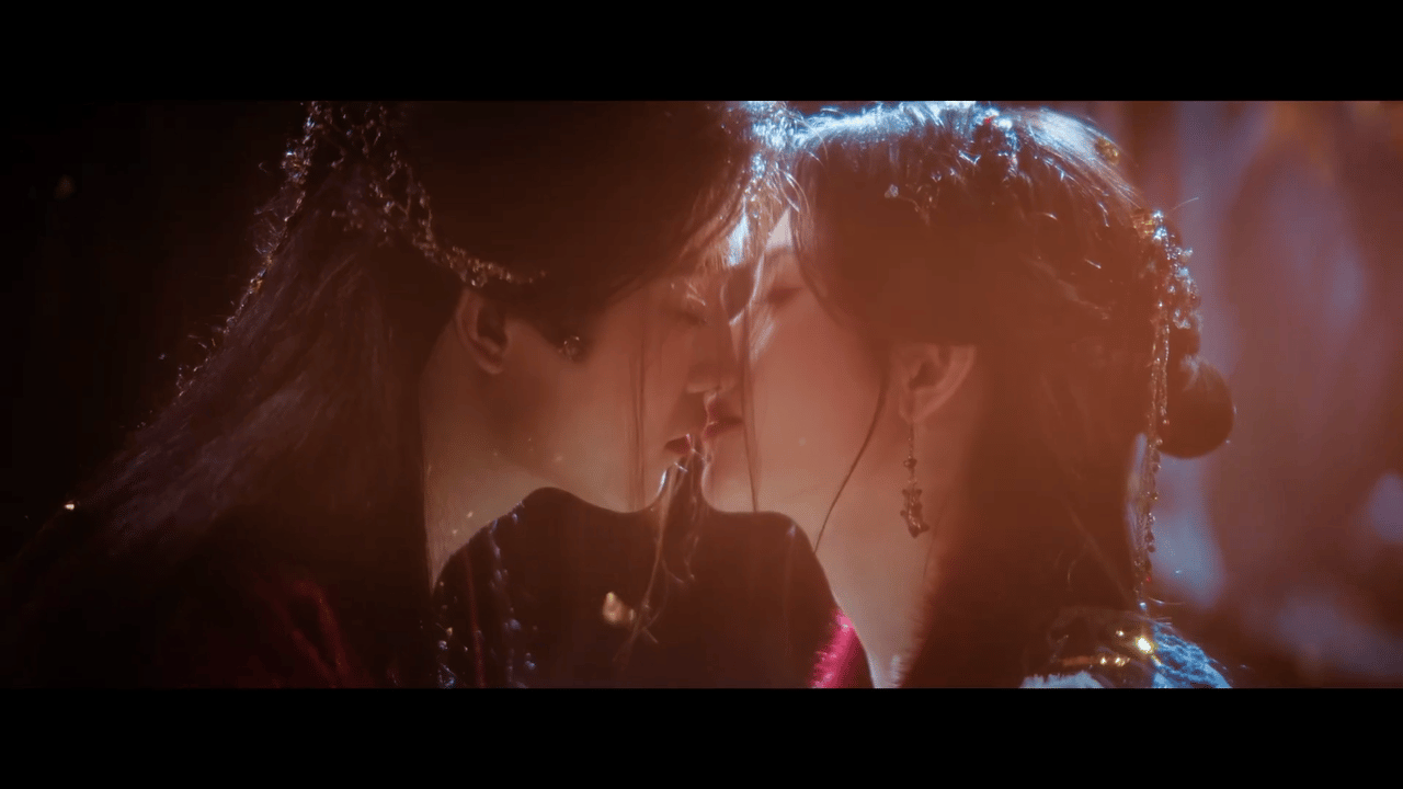 鞠婧祎田嘉瑞吻戏镜头有博主说，月鳞绮纪定档也播不好，鞠原声台词不行，不如曾舜晞和