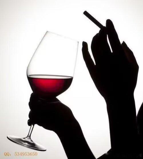 没啥大本事就喜欢喝点小酒糊弄人间放过自己！只剩酒杯陪我唠叨过往！杯子倒下的是酒咽