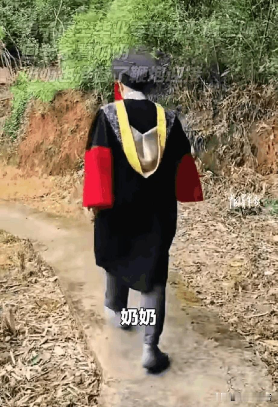 破防了！湖南，男子博士毕业，不料，他最爱的奶奶因身体原因参加不了，哪曾想，他不惧