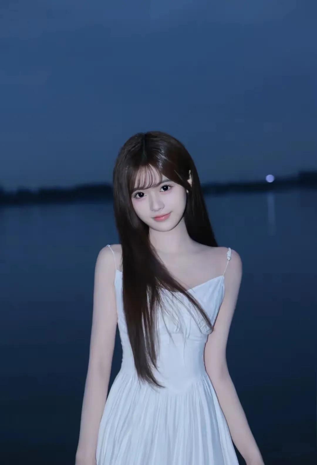 少女摄影|NO.0135期
清甜少女夜色户外写真
蓝调时刻的温柔絮语
是晚风拂过